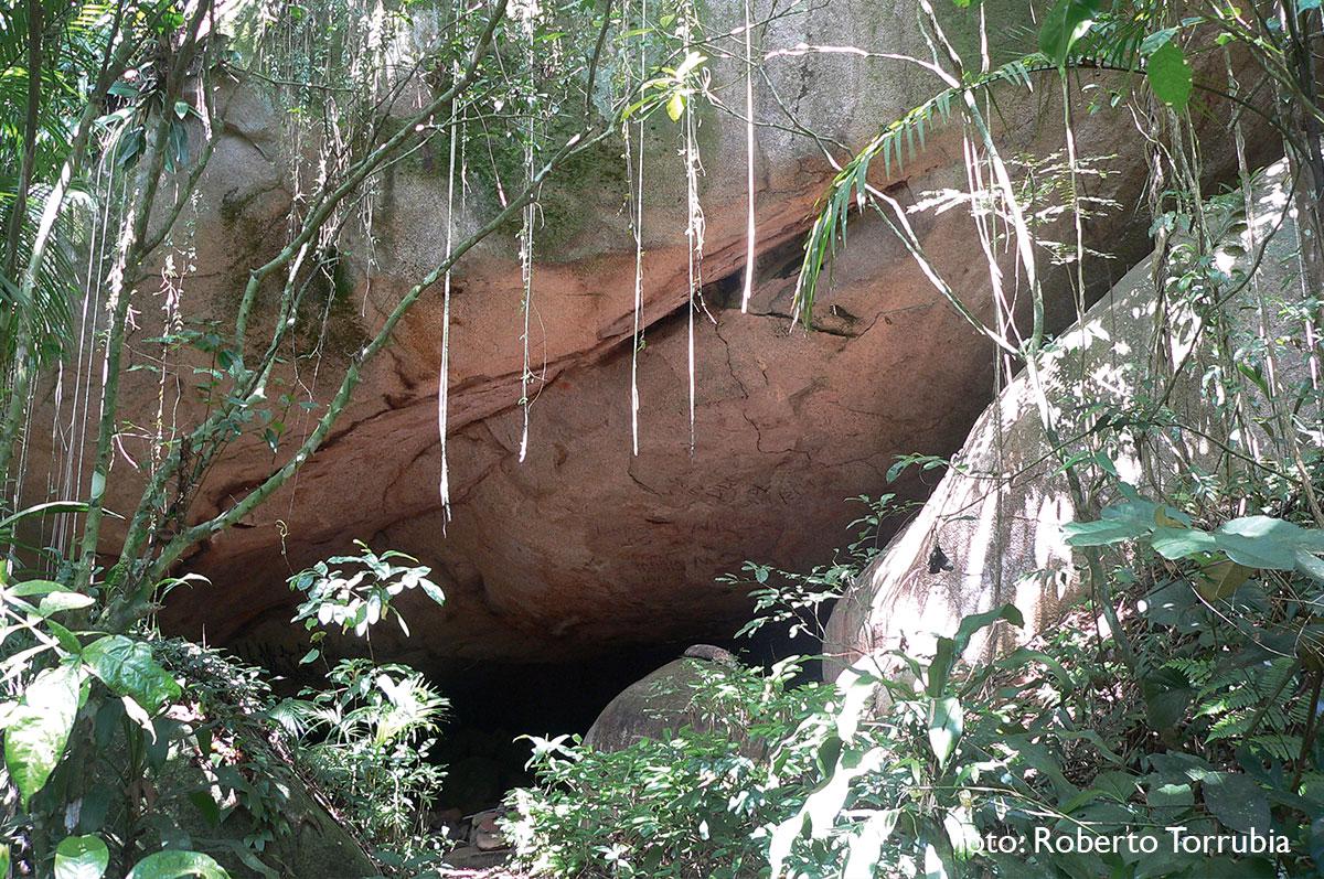 Gruta do Pescador - Trindade - Paraty RJ - foto: Roberto Torrubia