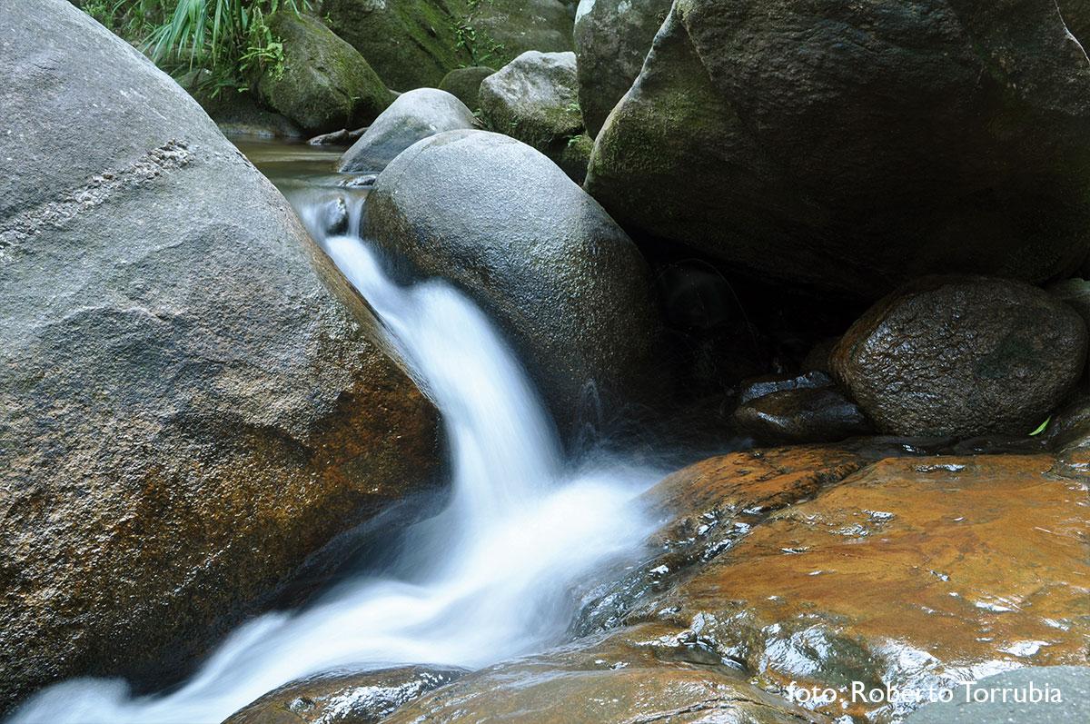 Pedra Que Engole - Trindade - Paraty RJ - foto: Roberto Torrubia